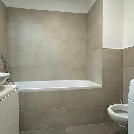 アパート With Balcony Near Airport With Parking *