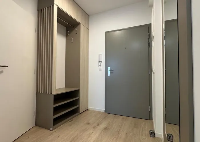 Apartment With Balcony Near Airport With Parking