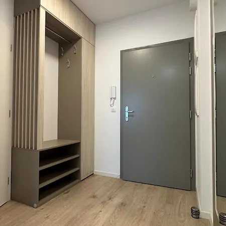 Apartamento With Balcony Near Airport With Parking