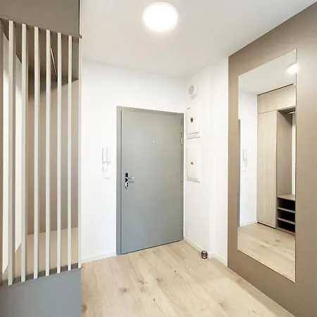 With Balcony Near Airport With Parking Apartamento