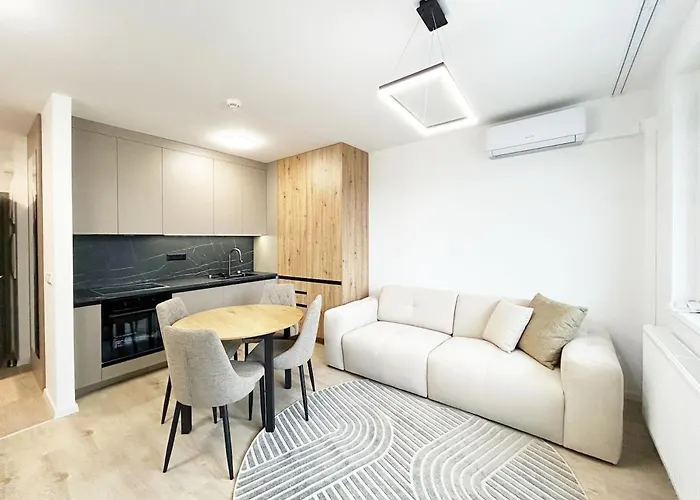 With Balcony Near Airport With Parking Apartamento