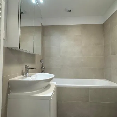 Apartament With Balcony Near Airport With Parking Bratysława